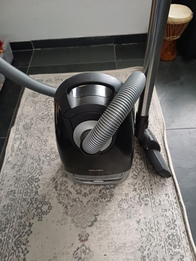 Krachtige Miele stofzuiger 2200 Watt, Witgoed en Apparatuur, Stofzuigers, Ophalen of Verzenden, Gebruikt, 2000 watt of meer