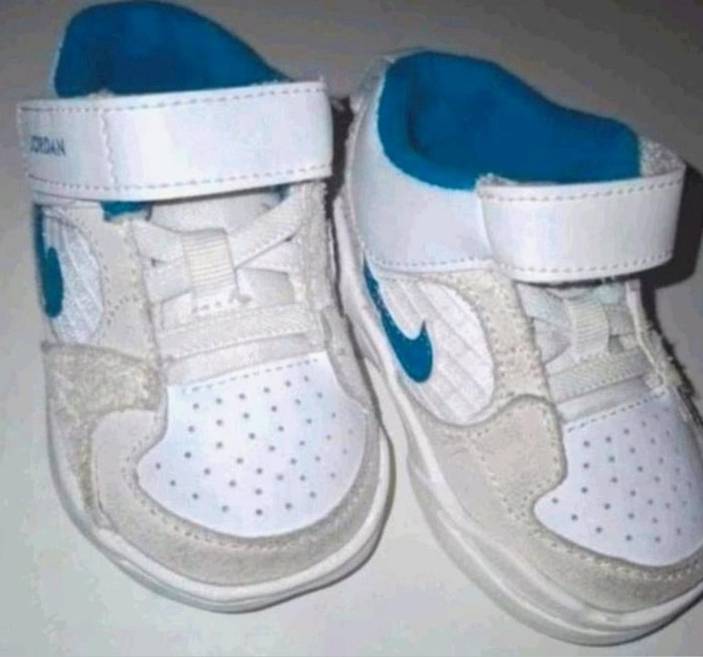 Nike Jordan Schoentjes Maat 19.5 Wit/Blauw, Schoentjes, Jongetje of Meisje, Ophalen of Verzenden, Zo goed als nieuw