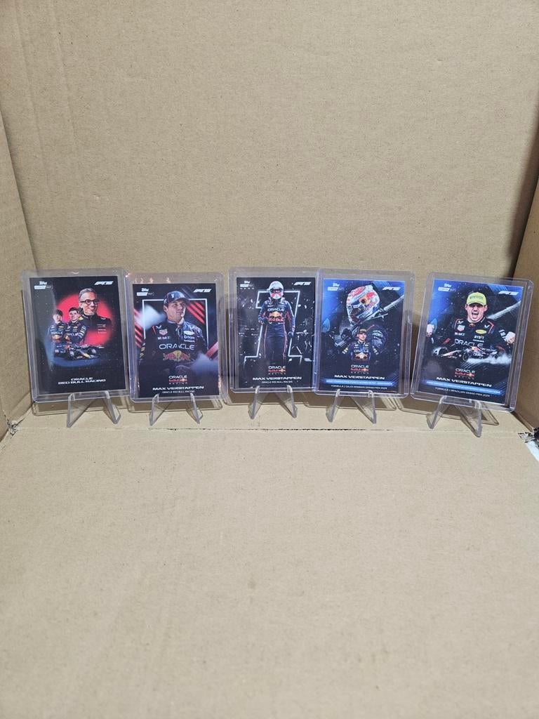 Max verstappen set topps lights out f1 2025 helmet portrait, Ophalen of Verzenden, Nieuw, Meerdere plaatjes