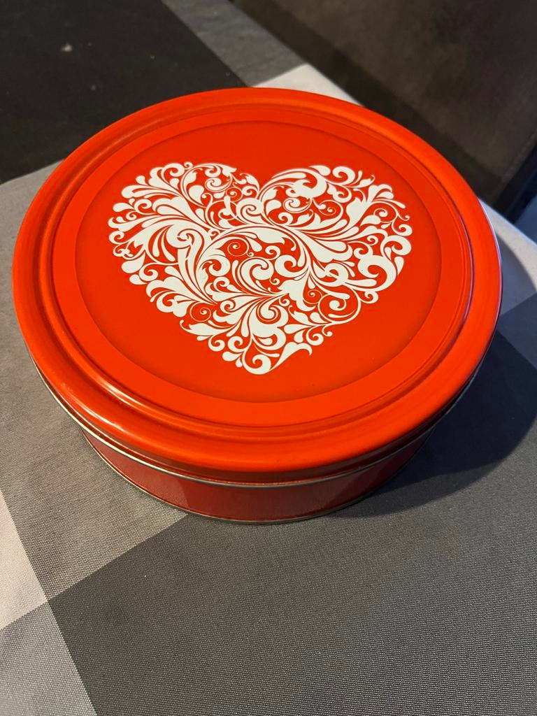 Rode metalen koektrommel met hart, Ophalen of Verzenden, Zo goed als nieuw, Metaal, Minder dan 50 cm