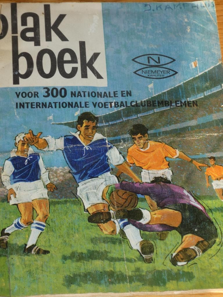 plakboek voor 300  voetbalclub emblemen, Ophalen of Verzenden, Zo goed als nieuw, Overige binnenlandse clubs, Overige typen