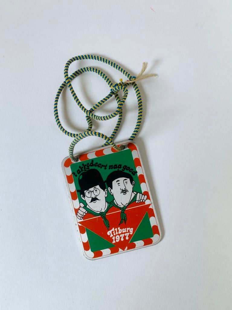 Carnavalsplaatje Tilburg 1977 - Metaal vintage carnaval, Hobby en Vrije tijd, Feestartikelen, Gebruikt, Overige typen, Carnaval