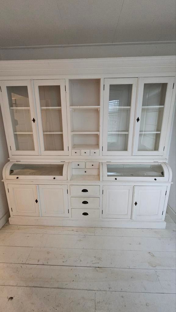 Witte buffetkast met glazen deuren en bolkleppen., Ophalen, Gebruikt, 200 cm of meer, 200 cm of meer