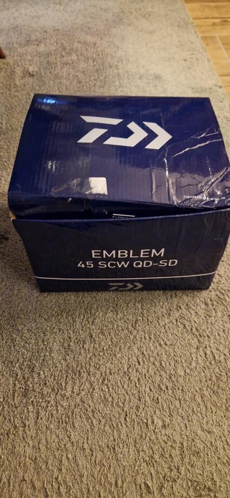 Daiwa 21 Emblem 45 SCW QD-SD Vismolen - Nieuw in doos, Ophalen of Verzenden, Nieuw, Molen