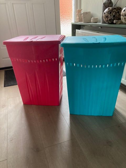 2 Wasmanden Wasmand 40 liter rose en blauw kunsstof, Ophalen, Zo goed als nieuw, Blauw, Overige typen