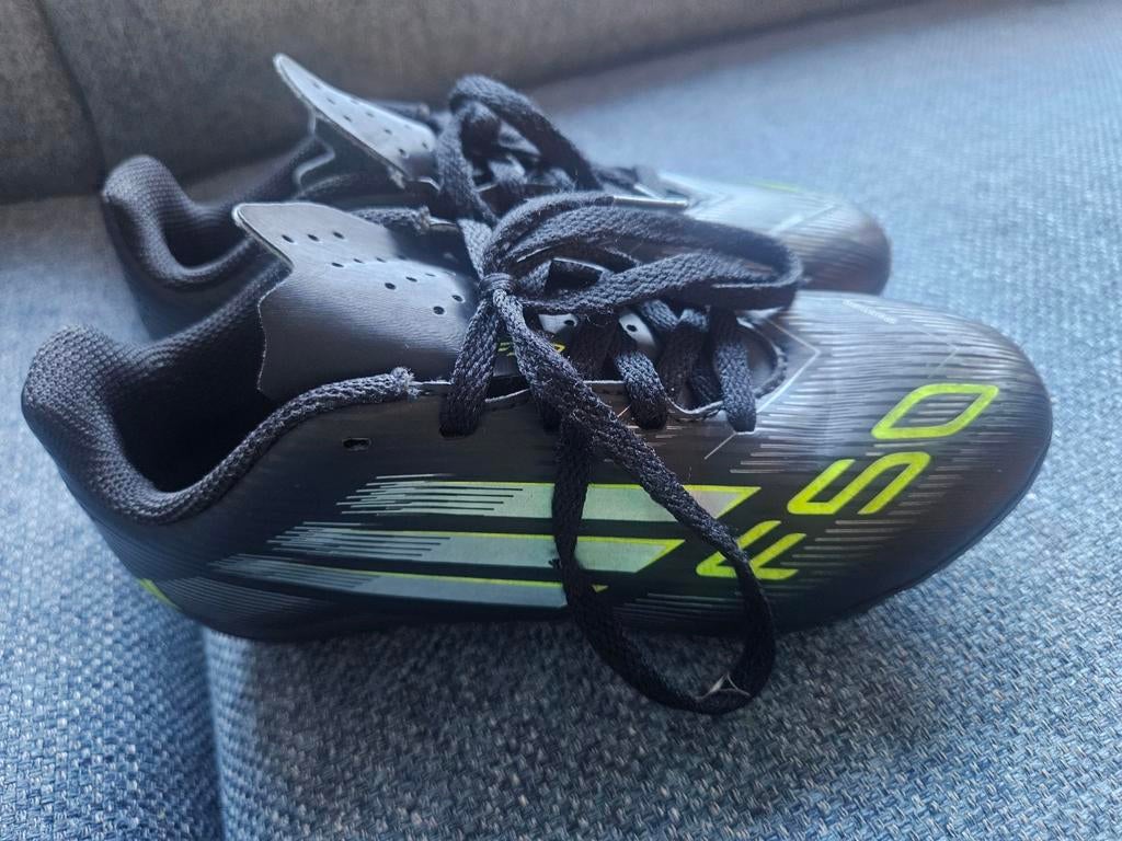 Adidas voetbalschoenen, Sport en Fitness, Voetbal, Maat XS of kleiner, Ophalen of Verzenden, Zo goed als nieuw, Schoenen