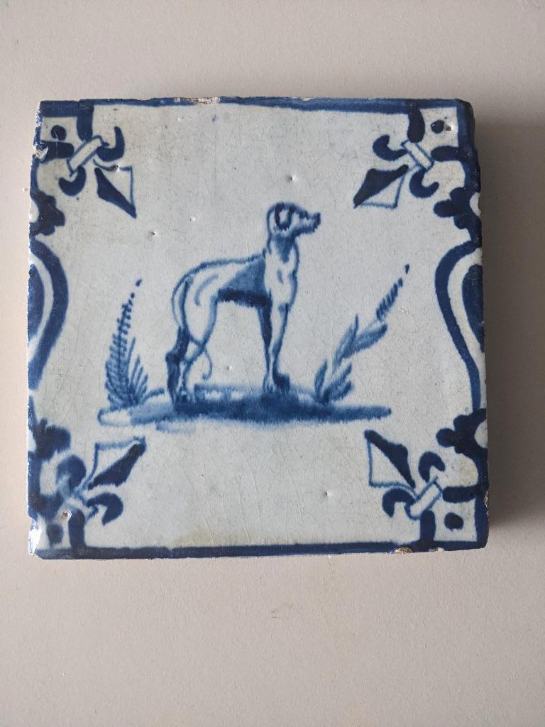 een gave vroeg 17de eeuwse kandelaber tegel met hond, Ophalen of Verzenden