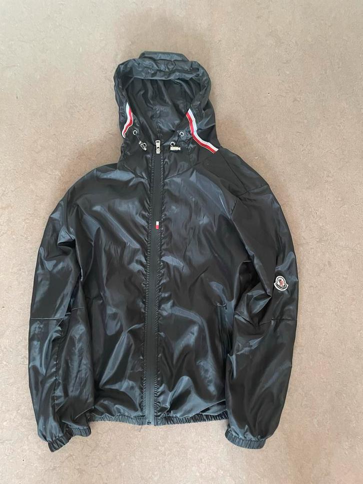 Moncler Windbreaker Maat XS - Stijlvolle Zwarte Jas, Kleding | Heren, Jassen | Zomer, Zo goed als nieuw, Maat 46 (S) of kleiner