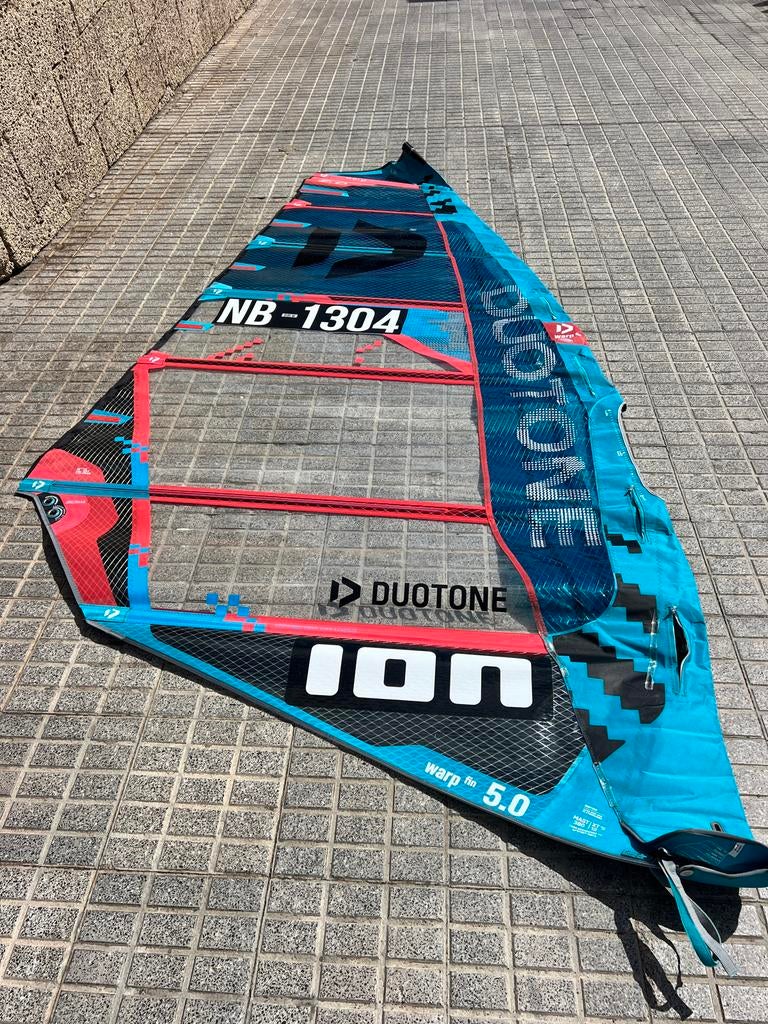 Duotone Warp Fin 5.0 / 5.8 2025 - Zo goed als nieuw, Watersport en Boten, Windsurfen, Ophalen, Zo goed als nieuw, Zeil, 5 tot 7 m²