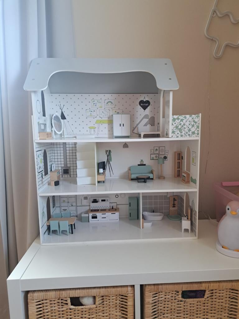 Groot poppenhuis met complete inrichting, Ophalen, Zo goed als nieuw, Poppenhuis