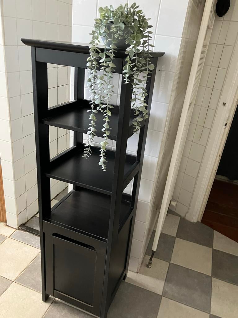 Zwart Badkamer Kastje met Open Vakken en Deurtje, Huis en Inrichting, Badkamer | Badkamermeubels, Ophalen, (Half)hoge kast, Minder dan 50 cm