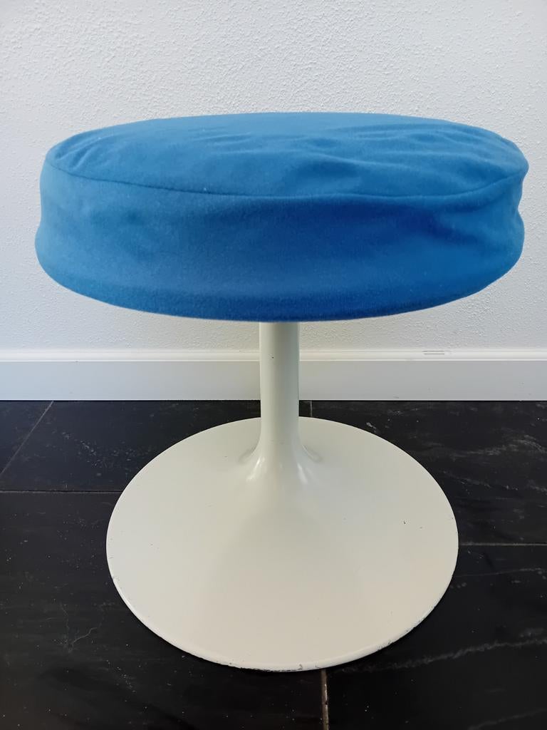 Space Age Kruk - Blauw met Witte Tulpvoet, Huis en Inrichting, Krukjes, Ophalen of Verzenden, Gebruikt, Kunststof