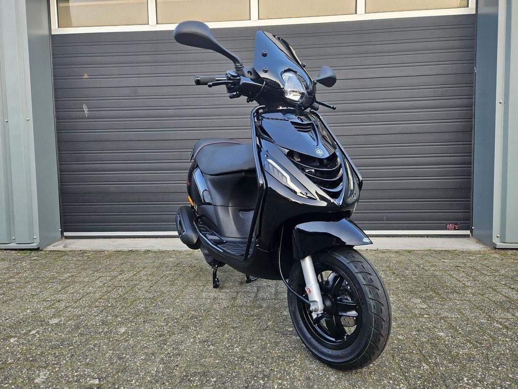 PIAGGIO ZIP 4T E5 BROM 2024 ZWART 4775 KM + OPTIES, Maximaal 45 km/u, Onbekend, Ophalen of Verzenden, Zo goed als nieuw