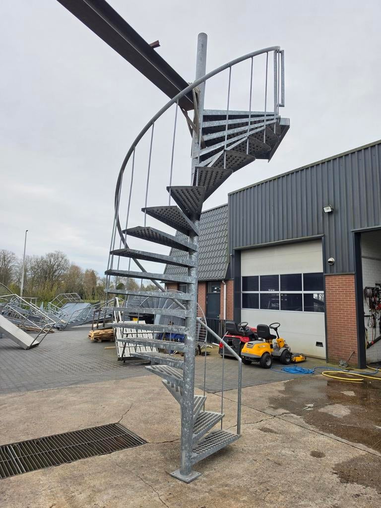 Stalen wenteltrap met bordes gegalv hoog 4,2mtr nor039, Ophalen, Zo goed als nieuw, Trap, 4 meter of meer