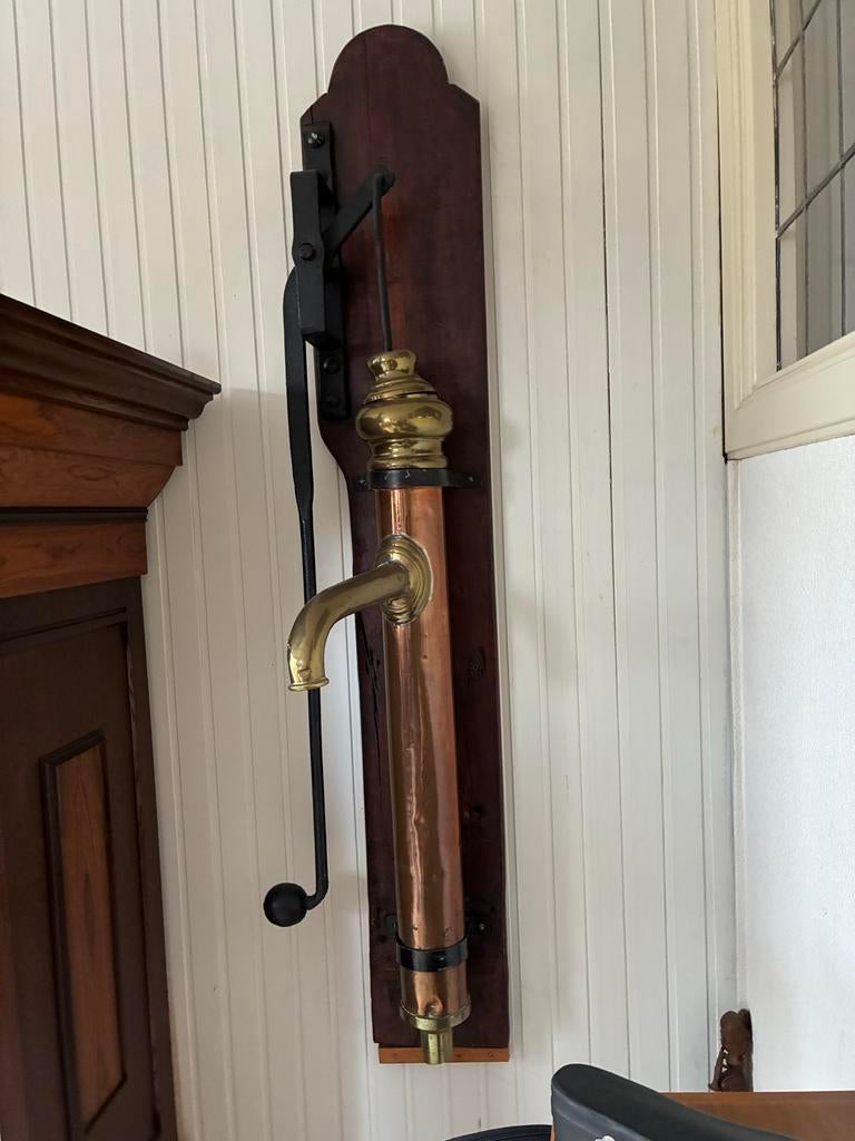 Koperen pomp op houten plaat, Ophalen