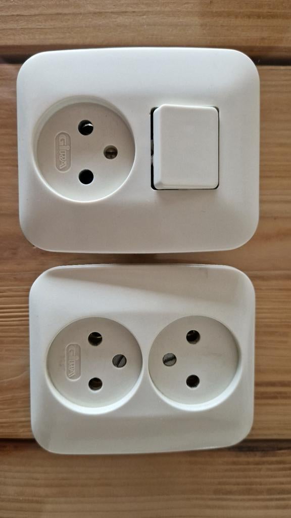 Gira dubbel stopcontact en stopcontact met schakelaar, Ophalen of Verzenden, Zo goed als nieuw, Stopcontact