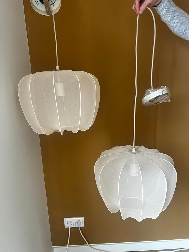 Twee licht roze/beige hanglampen ‘Esmee’ van Karwei, Ophalen, Nieuw, Stof, Minder dan 50 cm