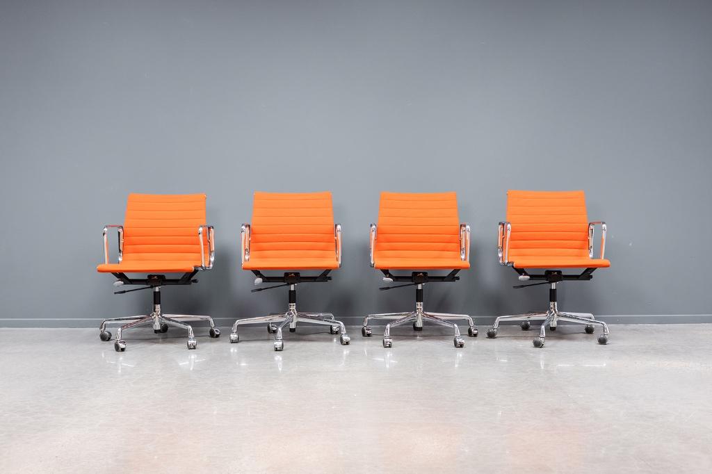 Eames EA117 office chair, Ophalen of Verzenden, Zo goed als nieuw, Oranje