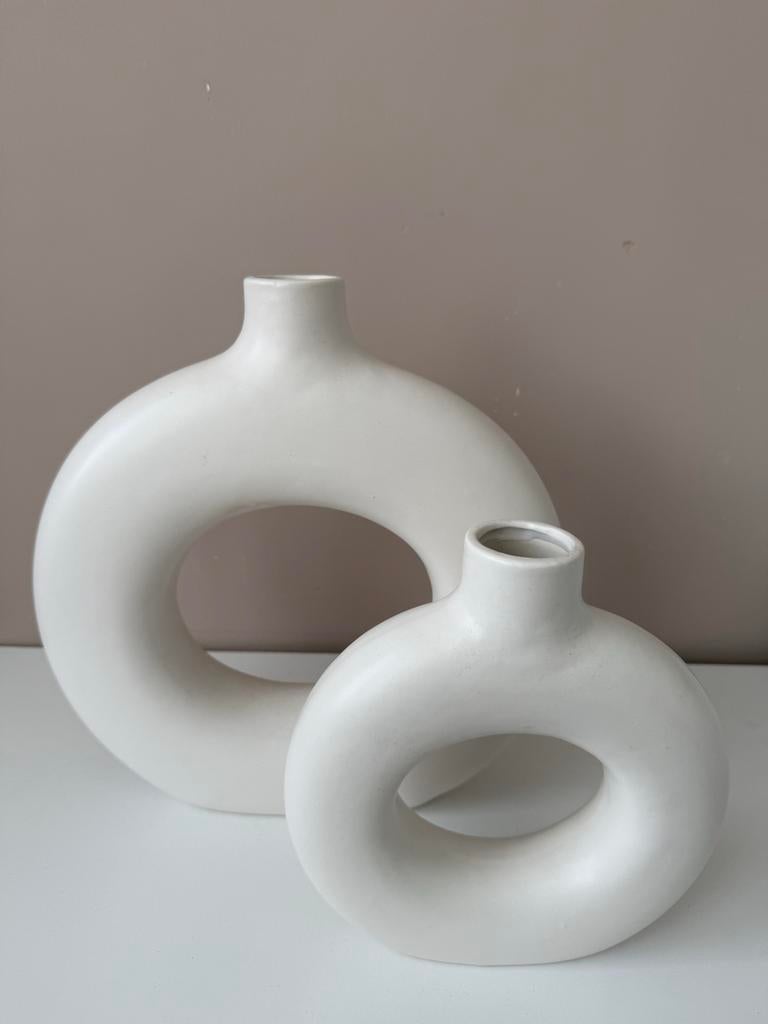 Set van 2 Crème Beige Donut Vazen - Modern Design, Huis en Inrichting, Overige kleuren, Aardewerk of Porselein, Nieuw, Ophalen of Verzenden
