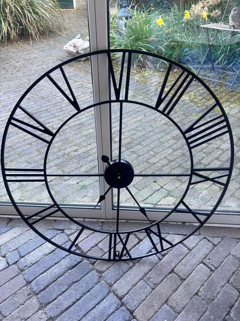 Grote zwarte wandklok met Romeinse cijfers, Huis en Inrichting, Woonaccessoires | Klokken, Ophalen, Gebruikt, Analoog, Wandklok