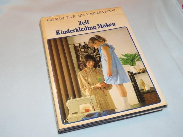 Vintage boek: Zelf kinderkleding maken-naaien, haken, breien, Boeken, Ophalen of Verzenden, Zo goed als nieuw, Borduren en Naaien