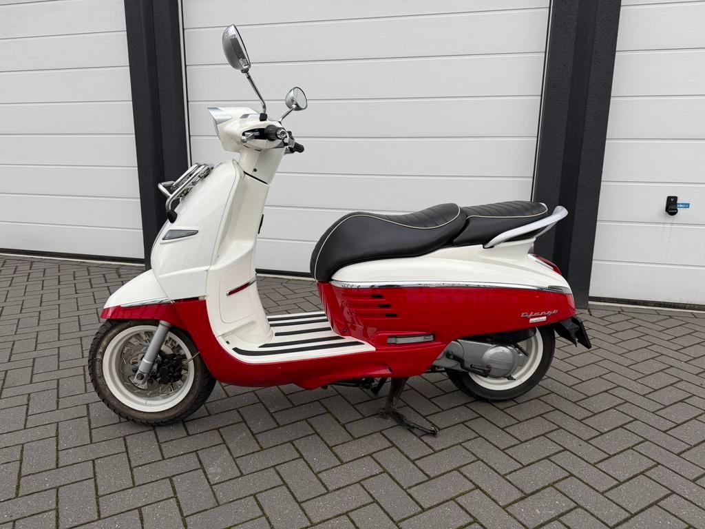 Te koop mooie 2 persoons bromscooter Peugeot Django, Fietsen en Brommers, Scooters | Peugeot, Ophalen, Gebruikt, Overige modellen