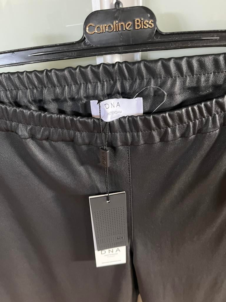Zwarte lederen broek van het mooie merk DNA, Zwart, Maat 42/44 (L), Nieuw, Ophalen of Verzenden