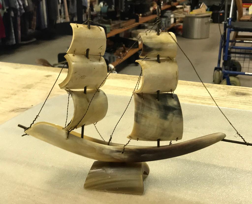 Zeilboot gemaakt van (koeien) hoorns, Ophalen of Verzenden