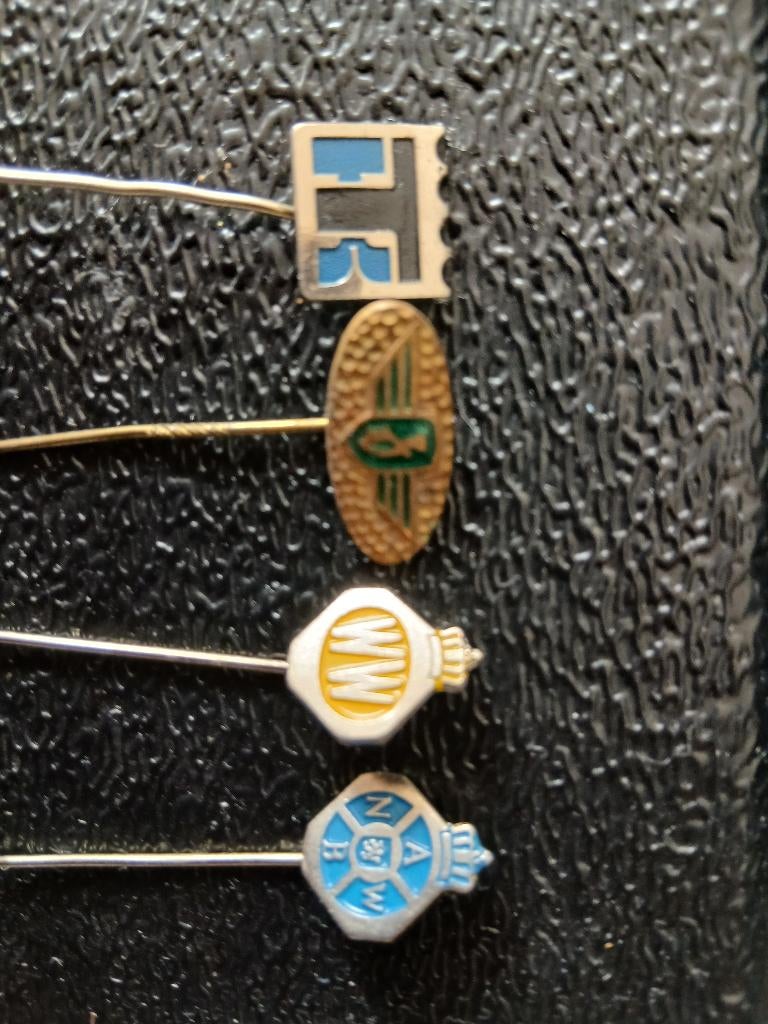 4 OUDE INSIGNES.     BIEDEN., Ophalen of Verzenden, Gebruikt