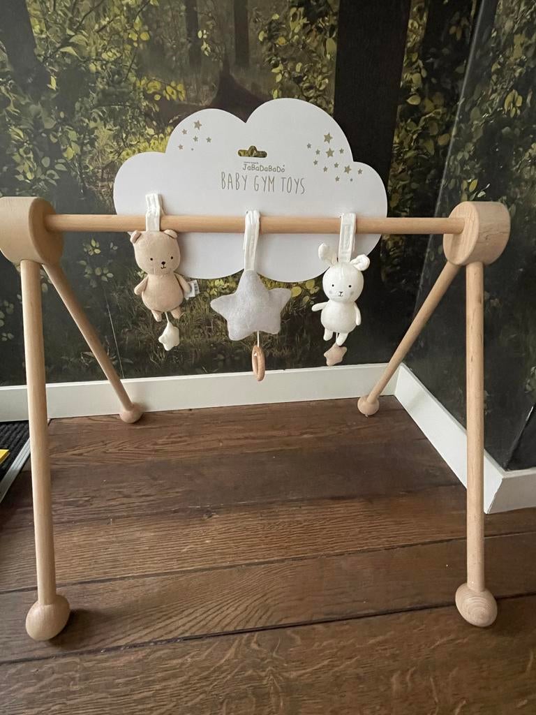 Houten babygym met speeltjes en muziekdoosje - Jabadabado, Ophalen of Verzenden, Nieuw, Babygym