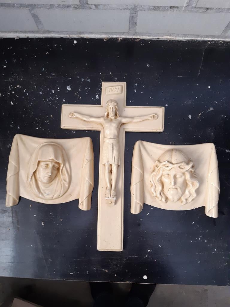 Gipsen kruis met figuren, Ophalen