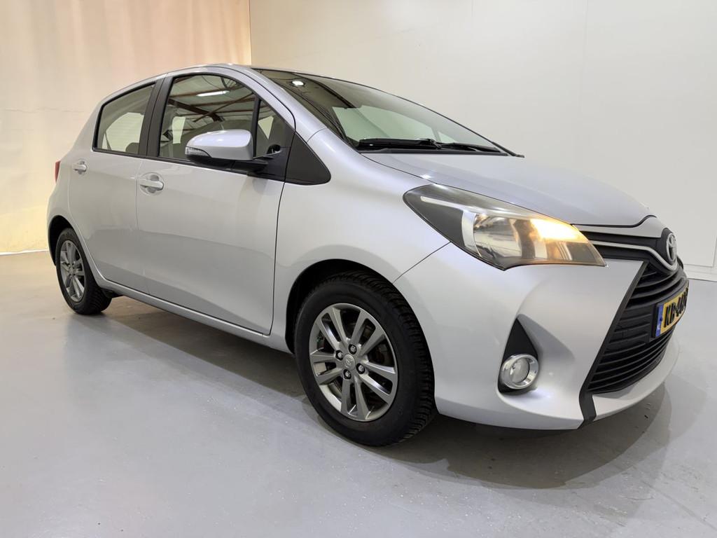 Toyota Yaris HB 1.0 VVt-i Aspiration (bj 2015), Auto diversen, Schadeauto's, Overige carrosserieën, Handgeschakeld, Toyota, Zilver of Grijs