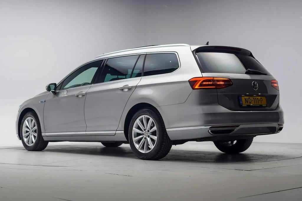 Volkswagen Passat 1.4 TSI GTE [ Panoramadak Camera LED ], Gebruikt, Hybride Elektrisch/Benzine, 1600 kg, 93 €/maand