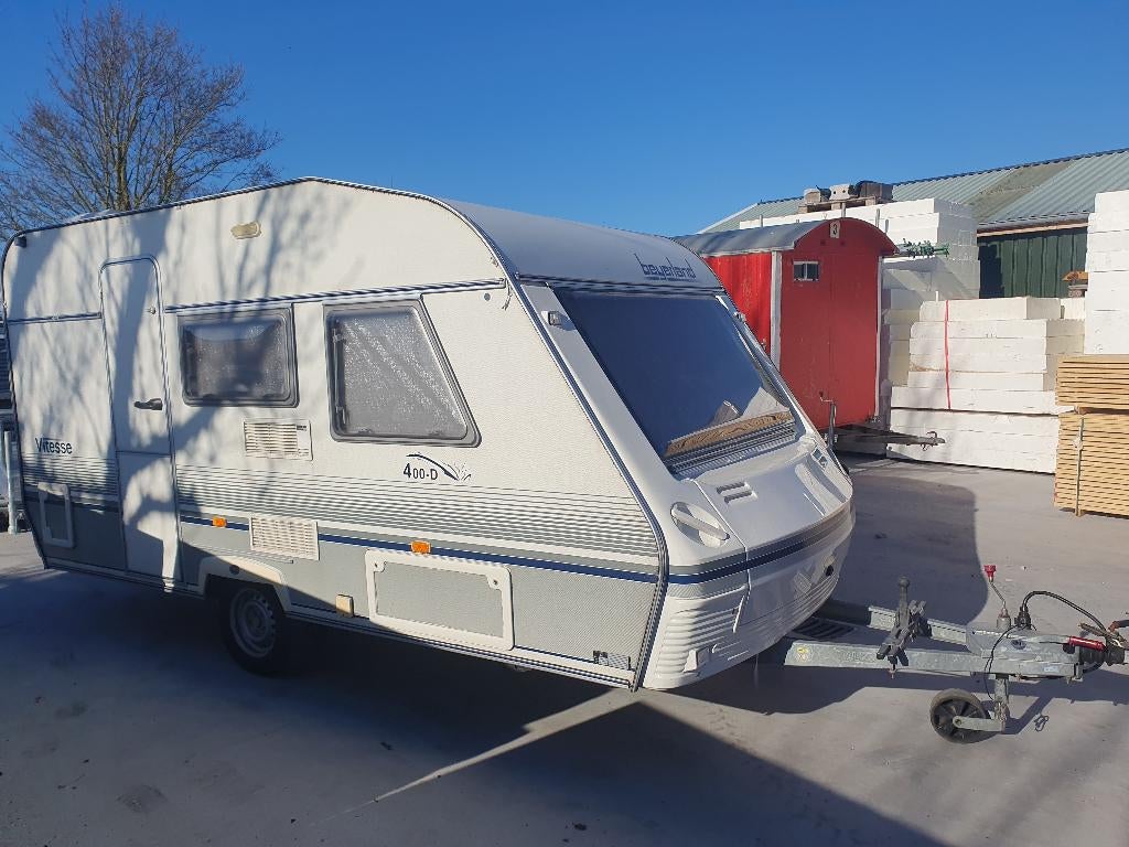 Beyerland vitesse 400d, Caravans en Kamperen, Caravans, Particulier, tot en met 4, 750 - 1000 kg, Treinzit, Beyerland, Dwarsbed