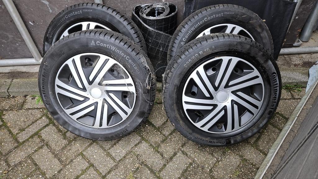 Winterbanden met wieldoppen voor Renault Captur, Ophalen, Gebruikt, 16 inch, Banden en Velgen