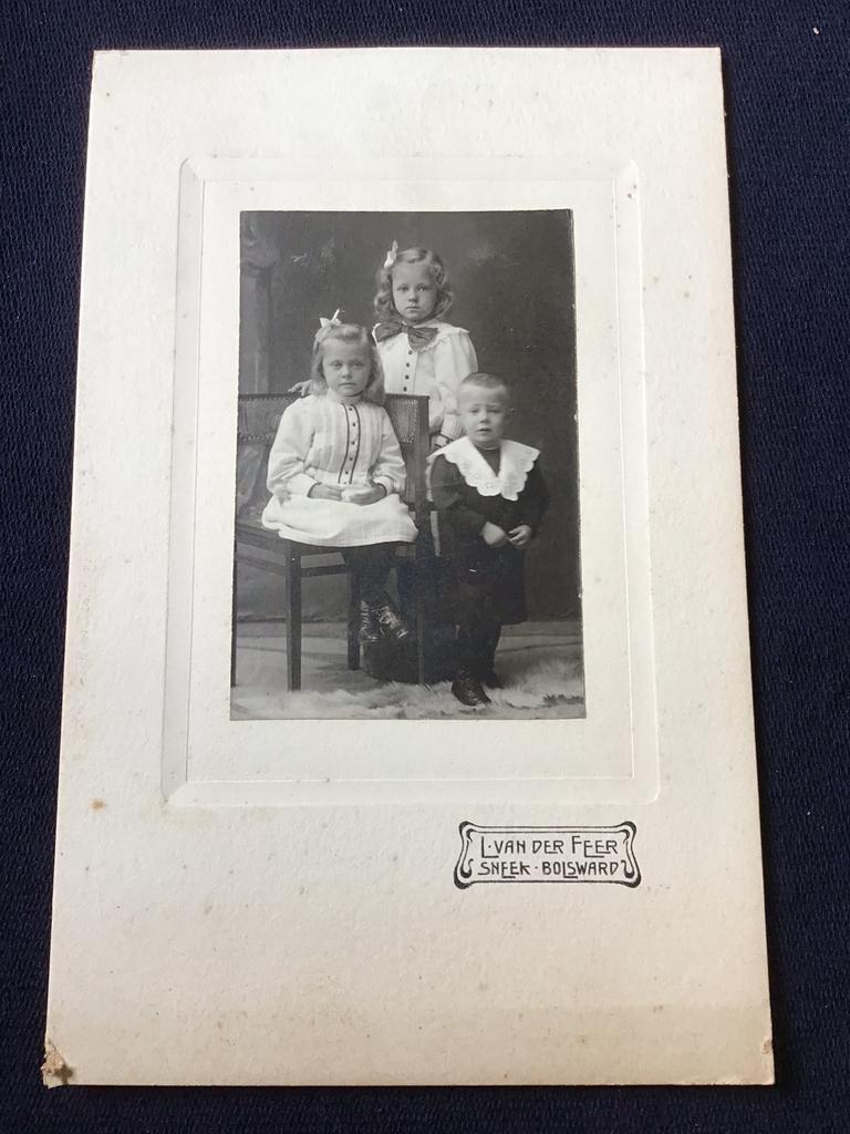 Kabinetfoto, Zusjes/Broertje, L. VAN DER FEER, SNEEK, Gebruikt, Foto, Ophalen of Verzenden, Voor 1940