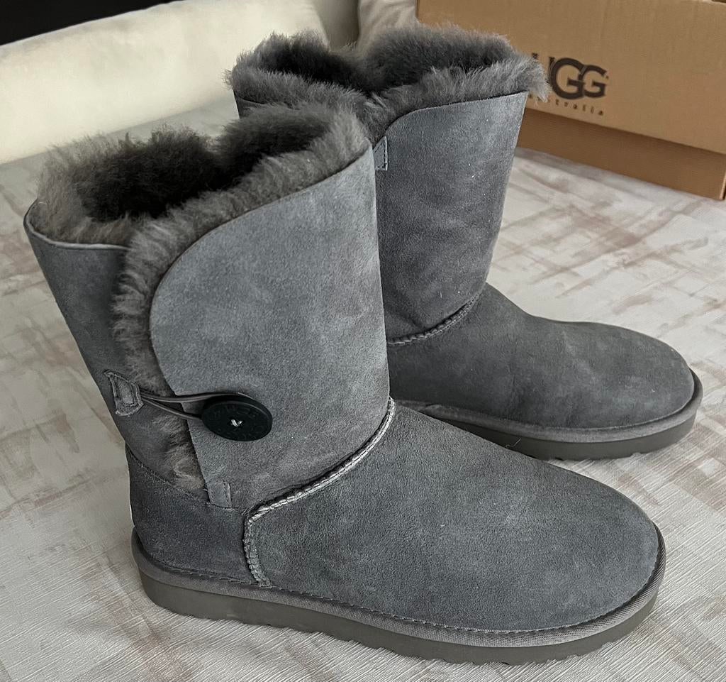 Nieuw! Ugg bailey button grijs 5803w te koop, Kleding | Dames, Schoenen, Ophalen of Verzenden, Nieuw, Grijs