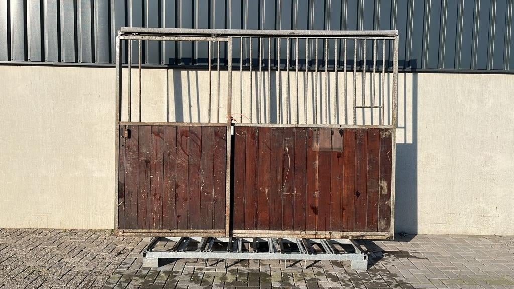 Voorwand met schuifdeur | 3000 x 2200 mm. | Gebruikt, Weidegang, 4 paarden of pony's of meer