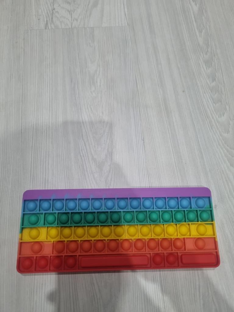 Zo goed als nieuwe Pop-it Fidget Toy - Regenboog Toetsenbord, Kinderen en Baby's, Speelgoed | Overig, Ophalen of Verzenden, Zo goed als nieuw