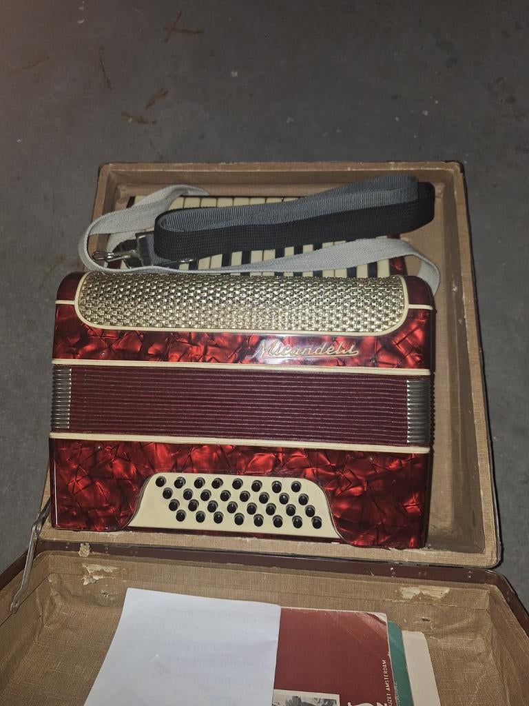 Mondelli accordeon, Ophalen