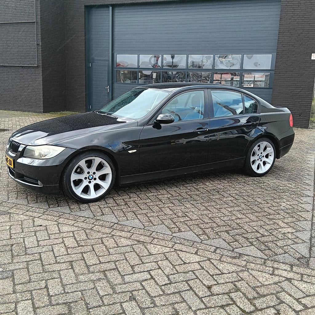 BMW 3-serie 318i High Executive, Achterwielaandrijving, Zwart, Origineel Nederlands, Handgeschakeld