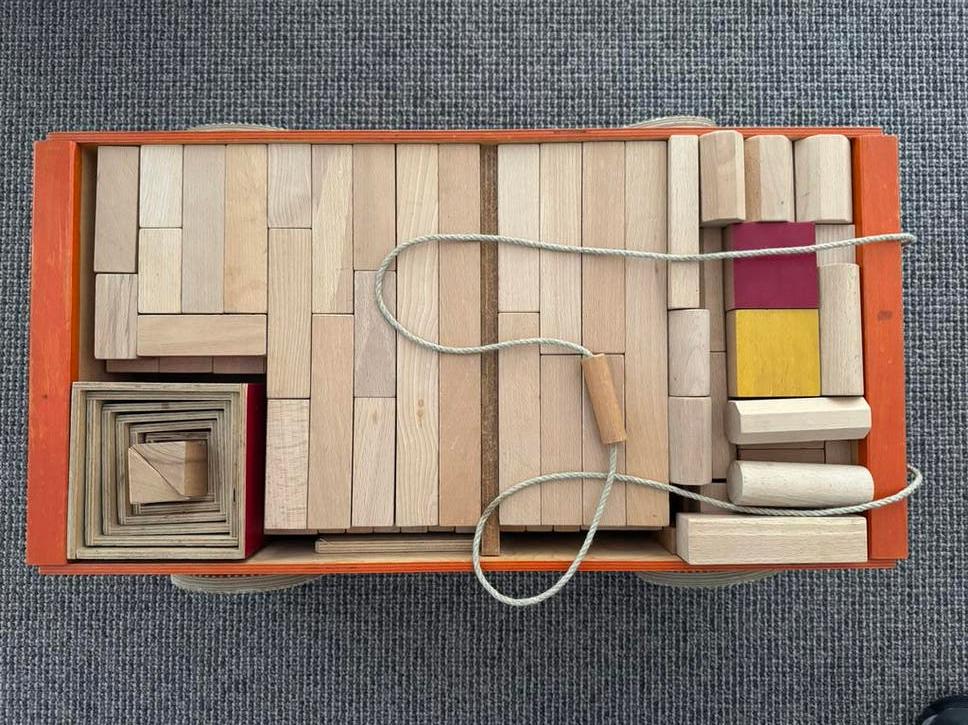 Grote Blokkenwagen met beuken bouwblokken 69 x 45 x 26 cm., Kinderen en Baby's, Speelgoed | Houten speelgoed, Ophalen, Zo goed als nieuw