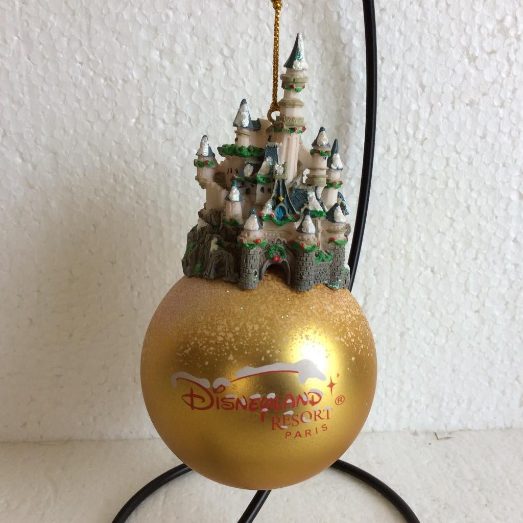 Disneyland paris - kerstbal - ornament -kasteel op bal, Ophalen of Verzenden, Overige figuren, Gebruikt, Beeldje of Figuurtje