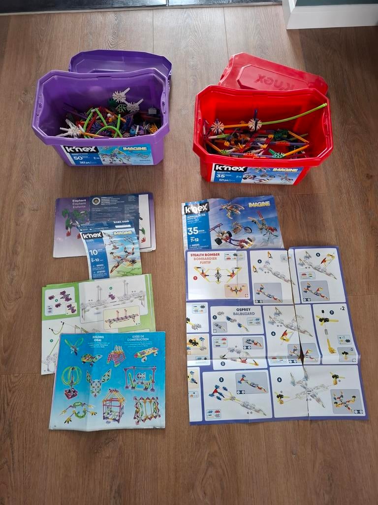 K'nex bouwstenen met boekjes in twee bakken, Ophalen