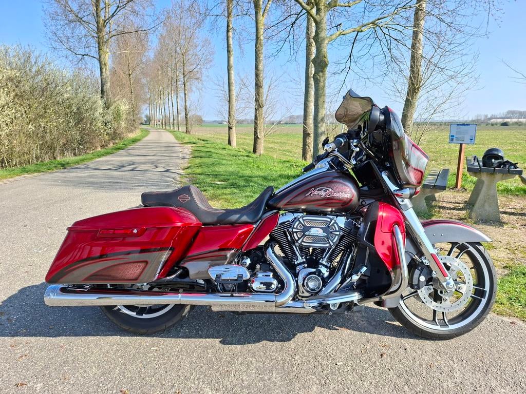 Harley Davidson Street Glide, 2 cilinders, 1690 cc, Sportuitlaat, Particulier