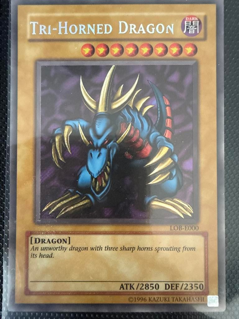 Yu-Gi-Oh! Tri-Horned Dragon LOB-E000, Hobby en Vrije tijd, Verzamelkaartspellen | Yu-gi-Oh!, Ophalen of Verzenden, Gebruikt, Losse kaart