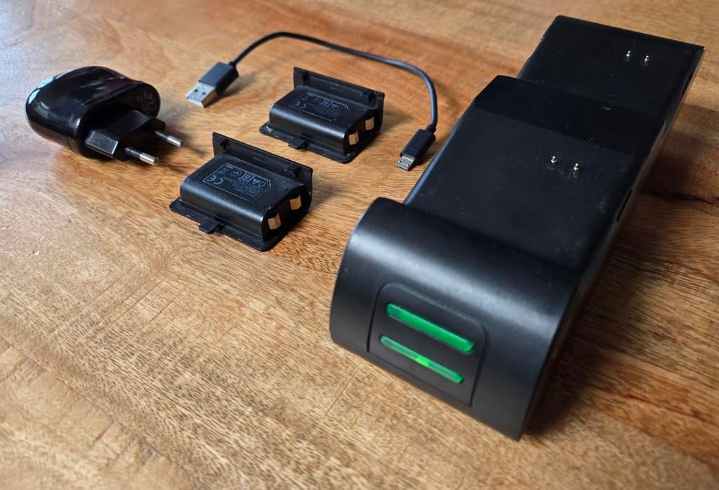 Accu's en dockingstation voor Xbox One/Series X controllers, Spelcomputers en Games, Spelcomputers | Xbox | Accessoires, Gebruikt