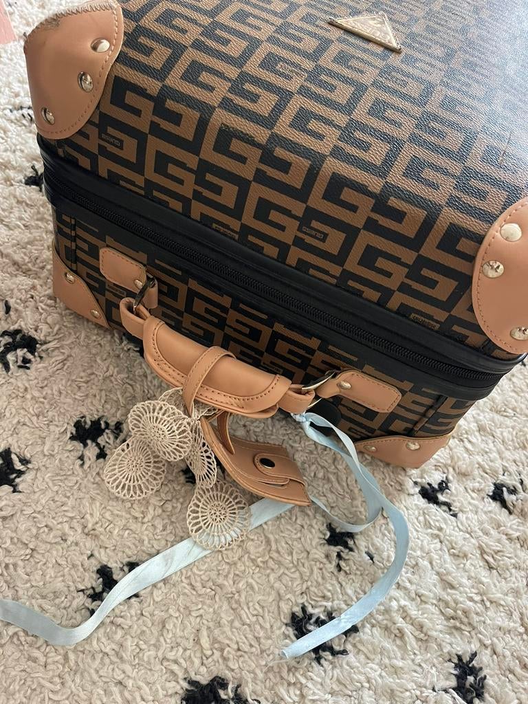 GUESS reis koffer handbagage, Sieraden, Tassen en Uiterlijk, Koffers, Wieltjes, Gebruikt, 50 tot 60 cm, Hard kunststof