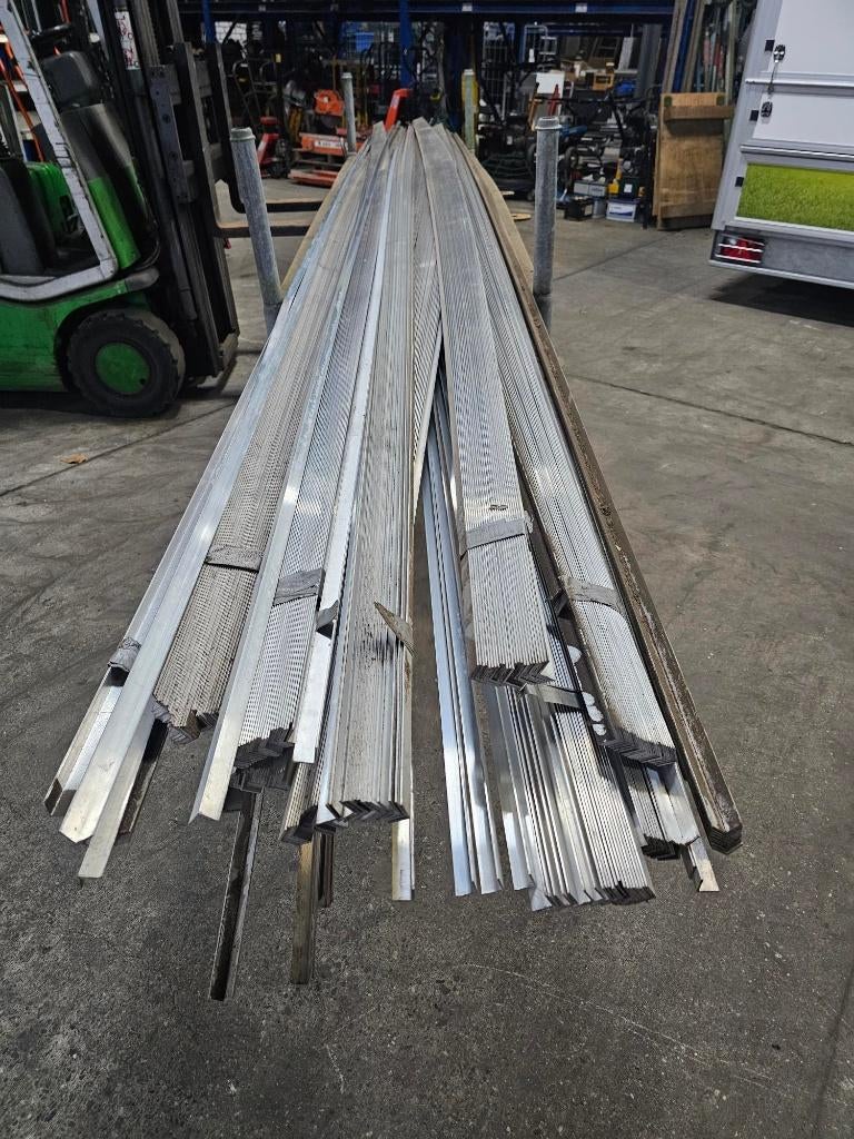Grote partij aluminium hoekprofiel 20x20x2mm - 280kg, Doe-het-zelf en Verbouw, Hang- en Sluitwerk, Ophalen, Overige materialen