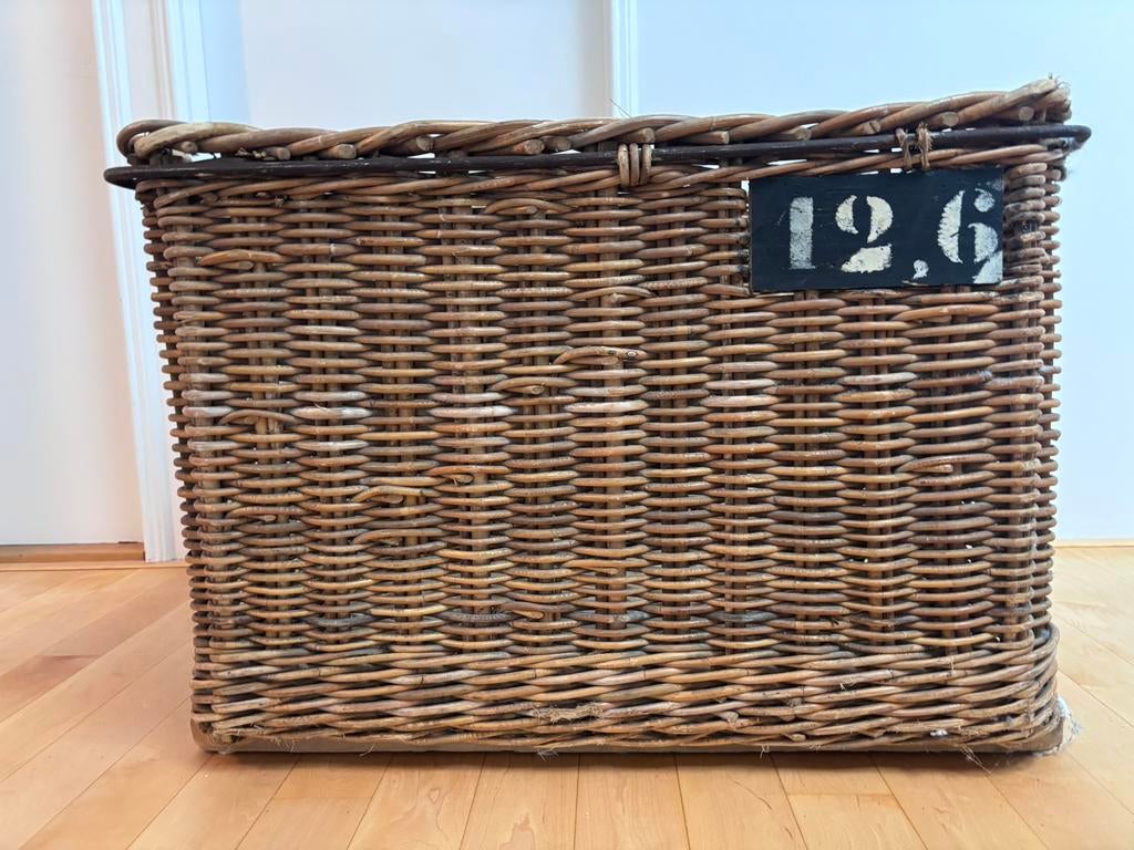 Grote vintage industriële rieten mand met metalen band, Huis en Inrichting, Woonaccessoires | Schalen en Manden, Gebruikt, Mand